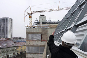  Aufbau der Kollektoren auf einem Gebäude der Uni in Graz 