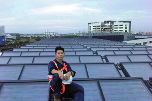  3855 m² Sonnenkollektoren auf dem Dach des Campus des United World College South East Asiain Singapur 