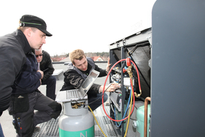  Bild 3: Bitzer-Techniker Jan Grübel (rechts) erläutert technische Details an einem "Ecostar"-Controller. 