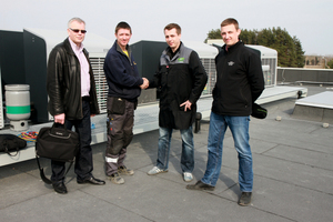  Bild 5: Shakehands (von links): Uldis Osenieks, Edgars Zalitis, Jan Grübel und Martins Podnieks bei der Übergabe der Anlage. 