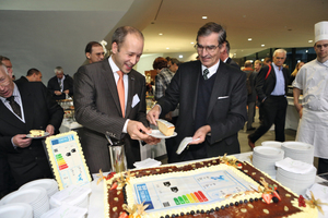  Symbolischer Anschnitt des „Energylabel Cake“ durch Thomas Nowak, Generalsekretär der ehpa, und ehpa-Präsident Karl Ochsner 