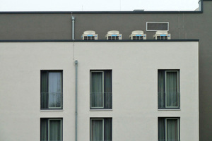  Die Außengeräte sind kaum sichtbar auf dem Hoteldach platziert.  