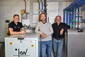  Die Geschäftsführer der WBT GmbH (links Herr Zeller, rechts Herr Kirmair) mit dem Leiter des Möbelhauses, Herrn Dauelsberg (Mitte). 