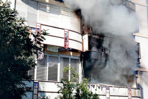  Wenn es in Gebäuden brennt, kann eine geringe Rauchdichte bei der Bergung von Opfern über Leben und Tod entscheiden. 