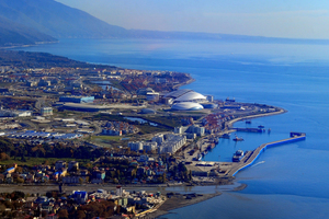  Mitten in einer Wohnsiedlung gelegen, ragen die großen Arenen der Olympischen Winterspiele 2014 in den Himmel.  