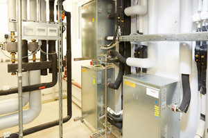  Drei Wärmetauschereinheiten, sogenannte „HEX-Units“, ermöglichen den hocheffizienten Wärmeübertrag zwischen den Klimageräten und dem Zentrallüftungsgerät.  