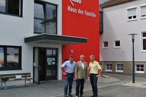  Christian Rainczuk, Regionalleiter München bei Mitsubishi Electric, Dipl.-Ing. Peter Donik und Manfred Klee vor dem „Haus der Familie“ der AWO in Stadtbergen 