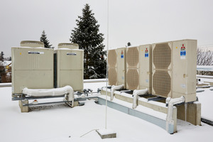  Das Außengerät aus der „City Multi“-Serie (li.) und die drei „Power Inverter“-Redundanz-Geräte sorgen zuverlässig für eine ganzjährige Kühlung des Rechenzentrums.   