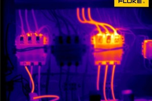  L1-Kabel am Anschluss weist Anzeichen von Überhitzung infolge einer schlechten Verbindung auf. Dies kann das Ergebnis einer losen, korrodierten Verbindung sein. 