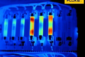  Die Sicherungen in L1 und L3 weisen Anzeichen von Überhitzung und Temperaturabweichungen auf.  Empfohlene Maßnahme: Prüfen Sie umgehend alle drei Phasen und ersetzen Sie bei Bedarf die Sicherungen. 