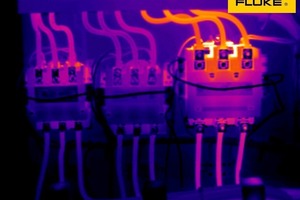  Lose Verbindungen oder elektrische Verbindungen mit hohem Widerstand an allen drei Phasen. Die gemessene Stromstärke ist 80 Prozent der Nennlast, was in diesem Fall der normalen Last entspricht. Die Temperatur der oberen Kabel liegt ca. 20 °C über der Rau 