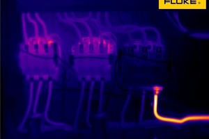  Das Bild zeigt deutlich, dass die L3-Phase am dritten Anschluss von links aufgrund einer schlechten Verbindung überhitzt ist.  Empfohlene Maßnahme: In diesem Fall ist eine umgehende Prüfung notwendig um die genaue Ursache zu lokalisieren. 