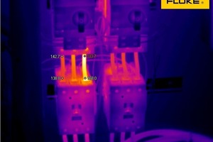  Die Temperaturdifferenz zwischen L3 und L1 ist 22,7 °C, was laut der InterNational Electrical Testing Association (NETA) auf ein ernsthaftes Problem hinweist. Außerdem beträgt die Temperatur am L3-Kabel 84,3 °C. Laut dem European Committee for Electrotech 