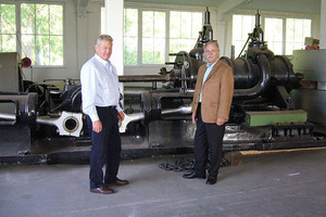  Herbert Seus (links) und Manfred Seikel vor den demontierten Bauteilen der Kältemaschine 