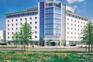  Das Businesshotel bietet seinen Gästen 158 Zimmer und Suiten sowie ein Restaurant und 15 Tagungsräume.  