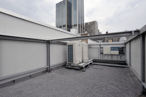  Die Außengeräte auf dem Dach sind mit einem hochwerigen Sicht- und Schallschutz umgeben. 