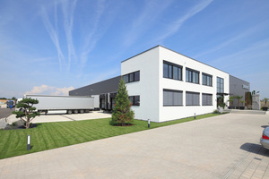  Für die Transac Internationale Speditionsgesellschaft realisierte Freyler Industriebau ein neues Logistikzentrum inklusive Kühllager und Verwaltung. 