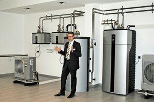 Nils Quentmeier, Produktmanager für Neue Energien bei Remko, vor den Luft/Wasser-Wärmepumpen der Serie „WKF“. 