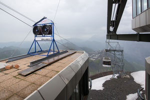  Der Versuchsaufbau liegt direkt im Blickfeld der Luftseilbahn. 