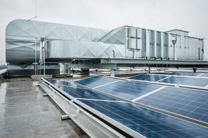  Auf dem Dach des Gebäudes wurde eine Solaranlage installiert, die nahezu den gesamten Strom für die Wärmepumpen liefert.  