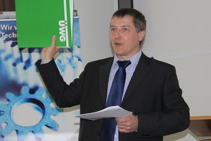  ÜWG-Geschäftsführer Dr. Hartmut Klein mit dem ÜWG-Betriebsbuch, dessen Abschnitt „Anlagen- und Tätigkeitsverzeichnis“ man neuerdings auch über das VDKF-LEC-System pflegen kann.  