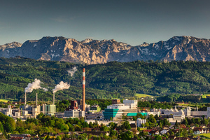  Das neue Faserwerk (rechts vorn im Bild) ist in einer Bauzeit von nur 24 Monaten errichtet worden. Der umbaute Raum entspricht in etwa der Fläche von 210 Einfamilienhäusern.  