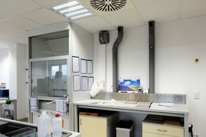 Abbildung 5: Blick in einen Laborraum mit Laborabzug 