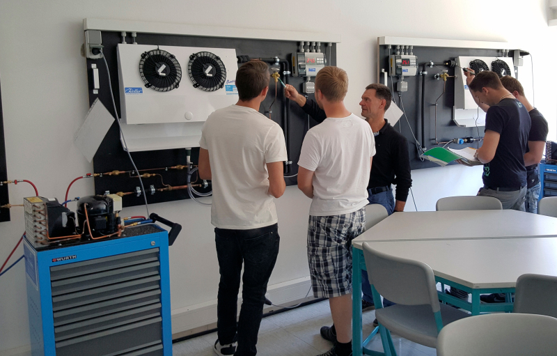 Juda chiroyli va busty qiz bilan porno