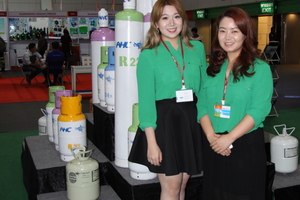  Die Firma AHC versucht in Thailand vor den Folgen der Verwendung von Kältemitteleinwegflaschen zu warnen 
