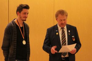  Karsten Beermann von WorldSkills Germany nimmt Sieger Yannik Zahrt das Versprechen ab, Deutschland bei den EuroSkills 2016 in Göteborg zu vertreten. 