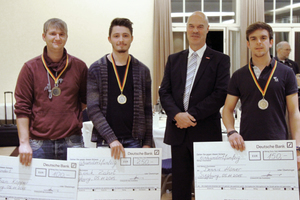  V.l.n.r.: Bastian Köpper (3. Platz), Yannik Zahrt (1. Platz), Bundesinnungsmeister Heribert Baumeister und Dennis Höner (2. Platz) 