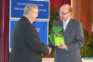  Tasso Börner, Oberstudiendirektor und Schulleiter des BSZ Vogtland, gratuliert Innungsobermeister Wilfried Otto (li.) 