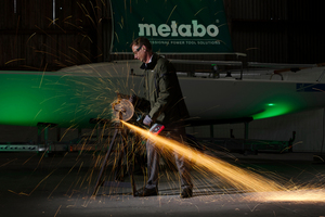  Metabo-Entwicklungschef Volker Siegle präsentiert den weltweit ersten, akkube-triebenen Zweihandwinkelschleifer für Scheiben mit 230 mm Durchmesser.  