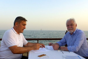  Vertragsunterzeichnung am Kaspischen Meer, rechts im Bild Rolf Harig 