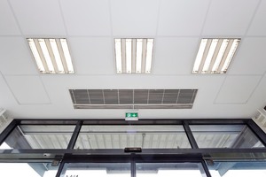  Die Türlufschleieranlage im Eingangsbereich sorgt dafür, dass ein energieintensiver Luftaustausch zwischen Außen- und Innenbereich nachhaltig verhindert wird.  