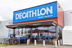  Der neue Decathlon-Sportmarkt in Essingen bei Aalen hat aufgrund seiner hohen Energieeffizienz das DGNB-Gütesiegel in Bronze erhalten.  