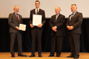  Den DKV-Studienpreis erhielt Chris Fattroth, 2.v.l., (ESaK) für seine Bachelorarbeit zum Thema „Untersuchung der Einsatzgrenzen eines Tiefkälte-Umwälzthermostaten“ 