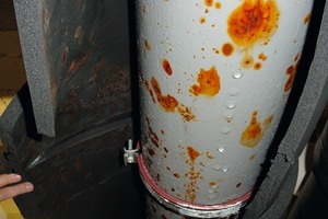  Bild 2: Folgen einer nicht fachgerechten Dämmung einer einfachen Rohrschelle auf einer Kälteleitung 