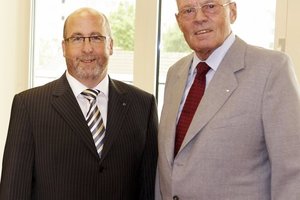  Heinz Trox, Hauptgesellschafter, und Lutz Reuter, Geschäftsführer der Trox Deutschland GmbH (links) 
