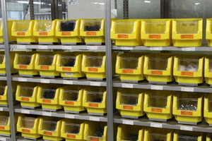  Waagen unter den Kisten infomieren die Lieferanten automatisch, wann Nachschub bei den Kleinteilen erforderlich ist 