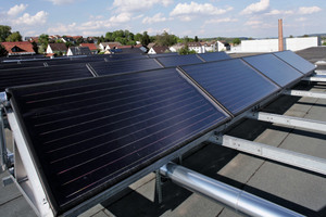  Die Sonnenkollektoren auf dem Dach, mit denen das Wasser für den Betrieb der Absorptionskältemaschine erhitzt wird 