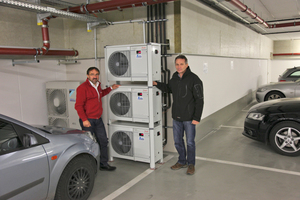  Bernhard Rettich (Fischer) und Gerhard Zeile vor den "Danfoss Optyma Plus Neue Generation"-Verflüssigungssätzen, die sich einen Parkplatz mit Klimaanlage und einem PKW teilen. 