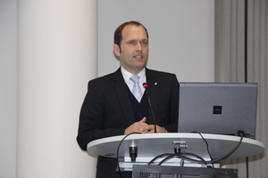  Daikin-Pressekonferenz auf der EuroShop - hier im Bild Geschäftsführer Gunther Gamst. Im Fokus stand der Einsatz der Supermarktlösungen "Conveni-Pack" und "ZEAS".  