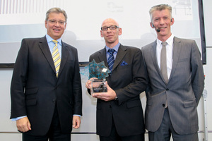  Dirk Träutlein (Mitte) erhielt stellvertretend für dm-drogerie markt den Chillventa Award von Dr. Roland Fleck, Geschäftsführer NürnbergMesse (links) und KKA-Chefredakteur Christoph Brauneis (rechts).  