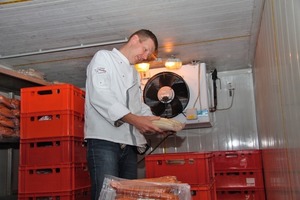 Mit der modernisierten Kühlung stimmt bei Fleischermeister Marcel Violka auch in Zukunft die Qualität 