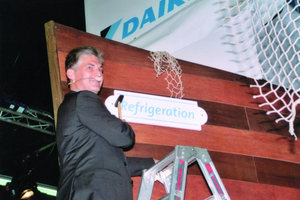  Daikin-Geschäftsführer Xavier Feys nagelte auf der Fachmesse Chillventa in Nürnberg publikumswirksam ein Schild mit der Aufschrift „Refrigeration“ an das Daikin-„Schiff“ – Kurs Gewerbekälte 