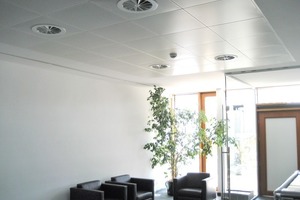  580 m2 Bürofläche wurden klimatisiert; dabei sind lediglich die Drallauslässe an der Decke sichtbar 