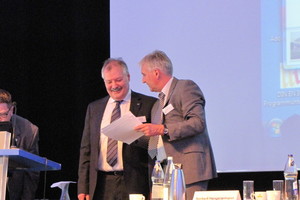  Wolfgang Zaremski (li. und Norbert Hengstermann (re.) sind sichtlich begeistert von der "Förderstein"-Beteiligung der anwesenden VDKF-Mitglieder. 