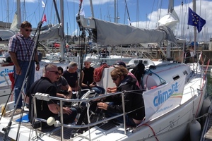  Letzte Vorbereitungen und Absprachen, bevor es nach ersten Übungswenden zum Start der ersten Regatta ging. 