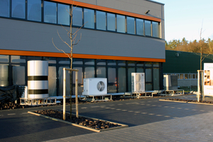  Vier Luft-Wasser-Wärmepumpen verschiedener Hersteller vor dem TWK-Gebäude 